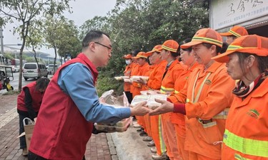 南宁轨道智慧生活集团送“暖心午餐”，致敬“城市美容师”