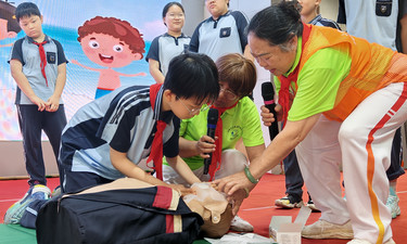 南宁这所学校通过“憋气”体验，敲响防溺水警钟