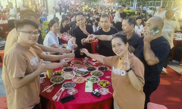 南宁万科星都荟摆130桌“庆生”