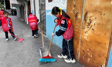 南宁长堽小学携手社区开展学雷锋活动 少年志愿暖人心