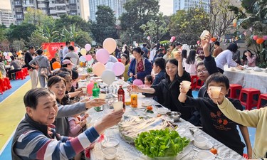 南宁凤岭北一小区举办百家宴