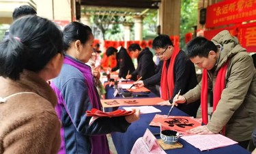 墨香满庭春！南宁这个小区名家小匠同台写春联，400副福字暖民心